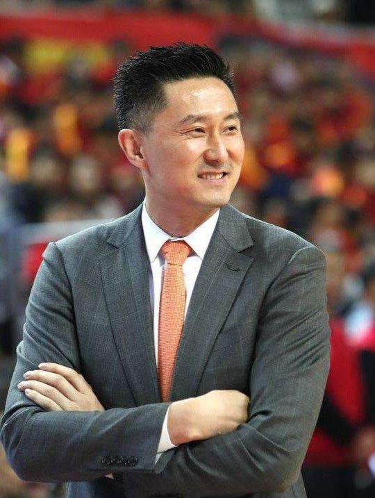 另外一个选择则是让中场球员琼阿梅尼客串出任中后卫。